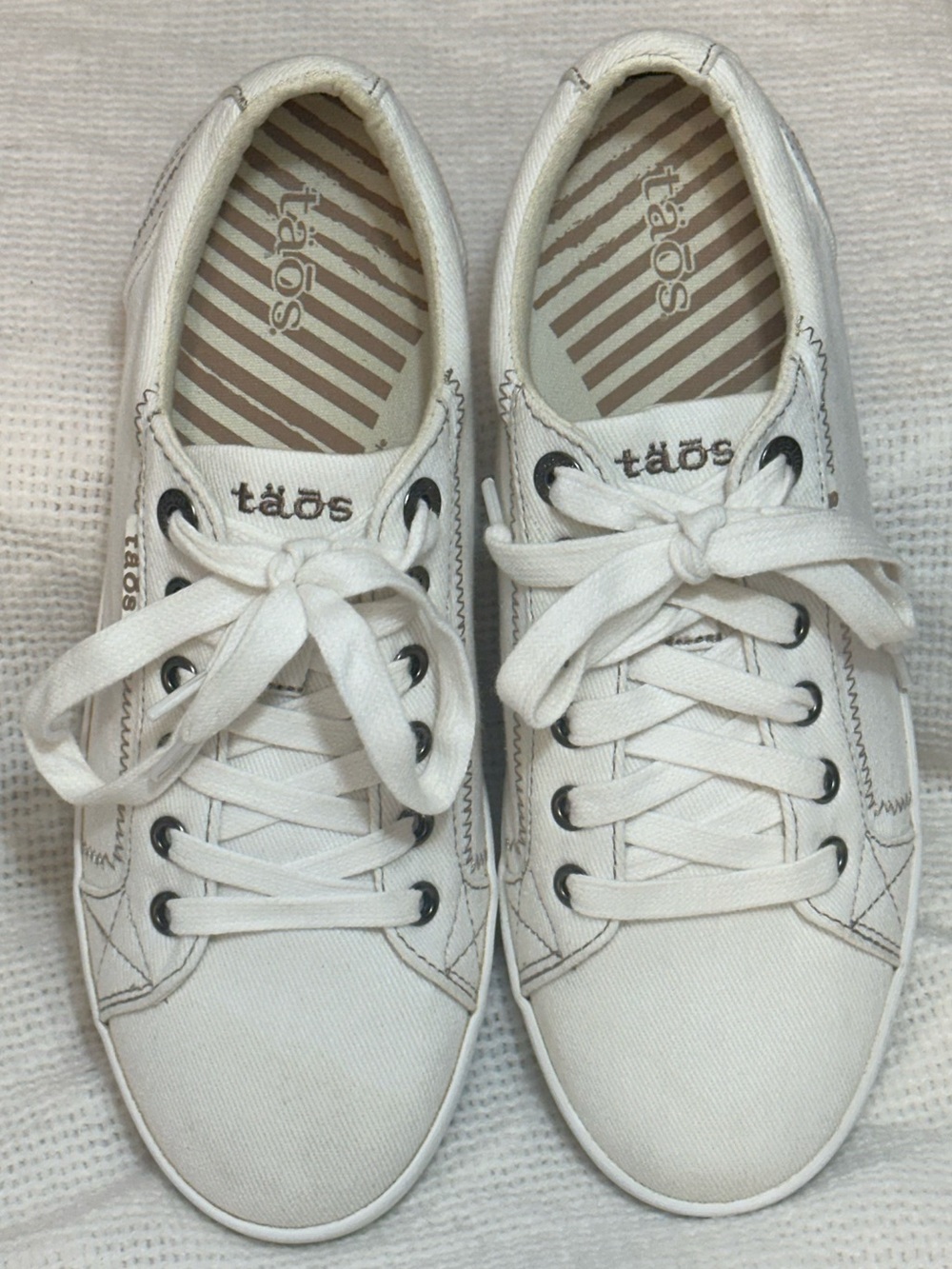 White tan Taos Star 8.5 EU 39 lace up sneaker shoes women 8.5 Taos canvas brown